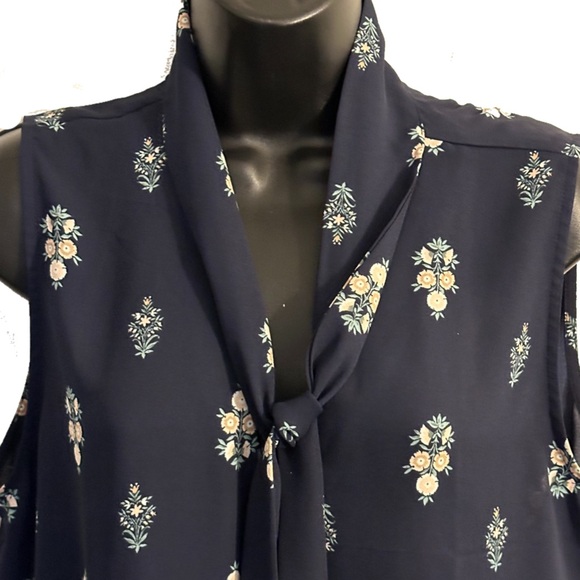 Ann Taylor L navy blue floral sleeveless blouse w neck tie - Picture 2 of 11